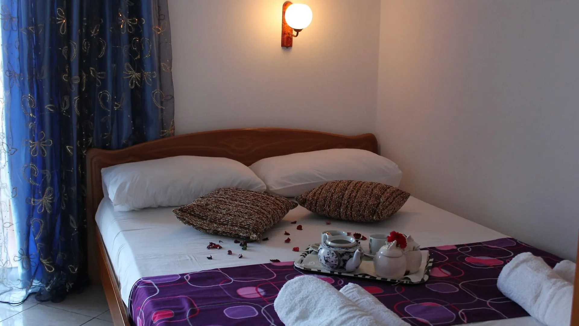 סרנדה Hotel Holiday אלבניה