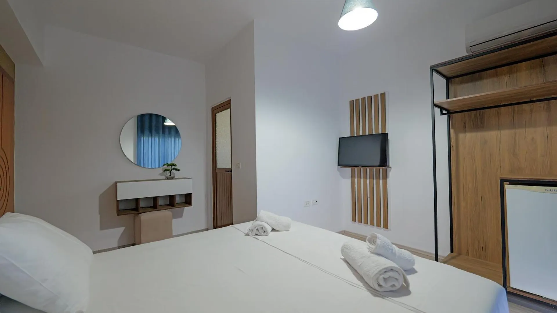 סרנדה Hotel Holiday