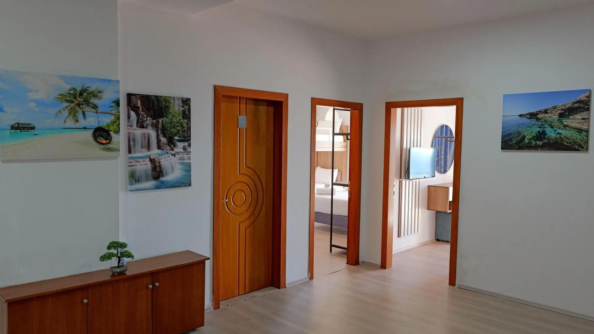סרנדה Hotel Holiday