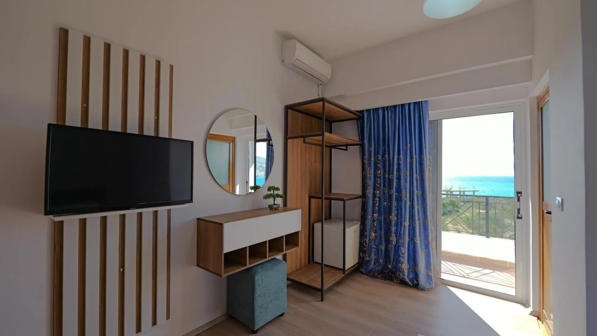 סרנדה Hotel Holiday