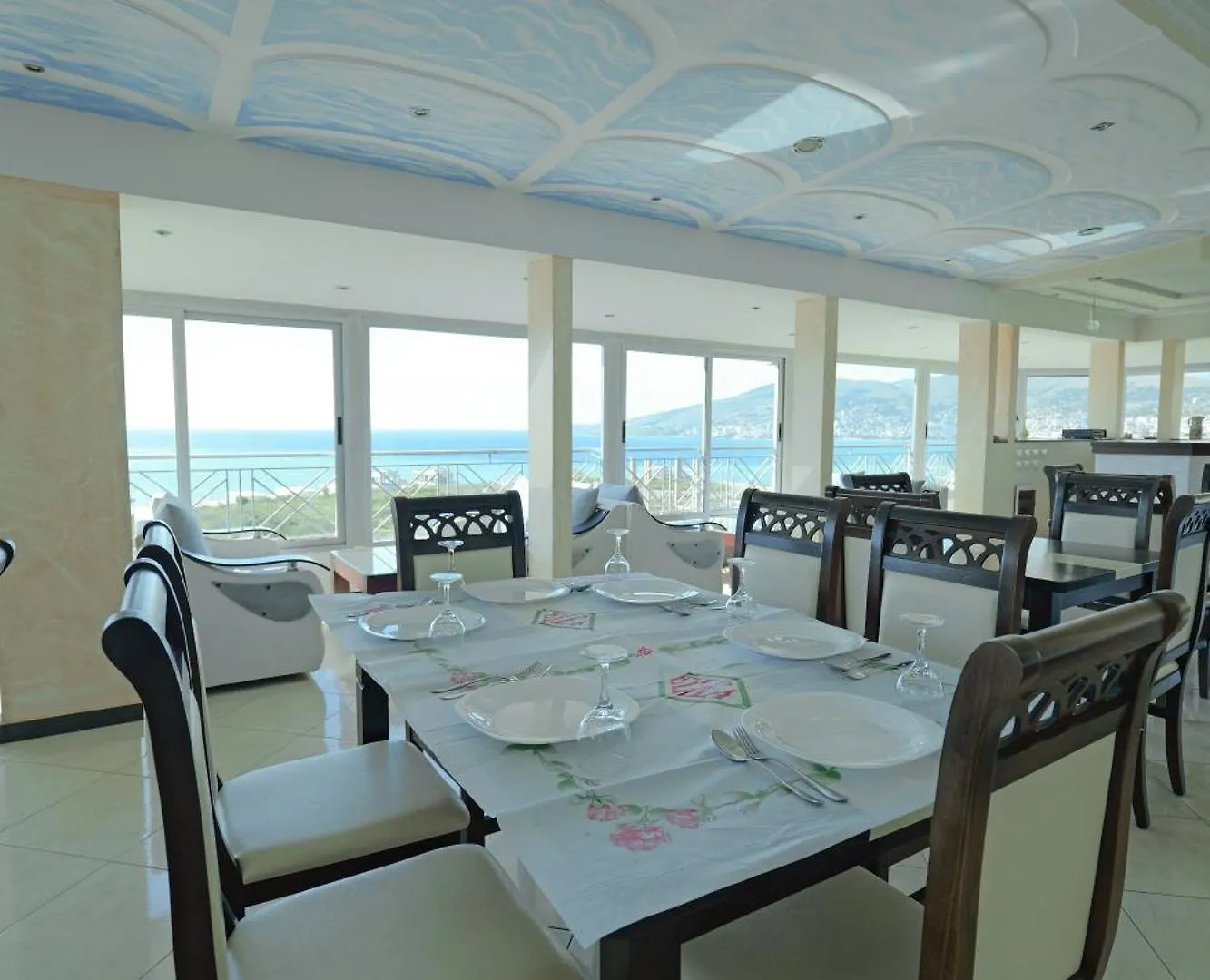 סרנדה Hotel Holiday