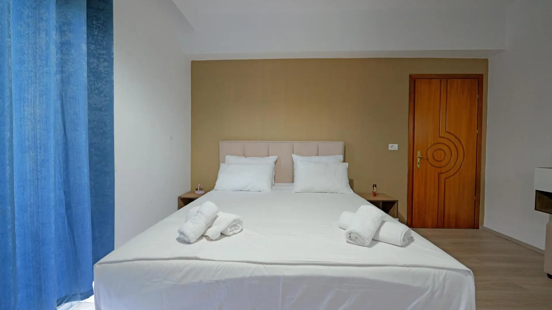 סרנדה Hotel Holiday