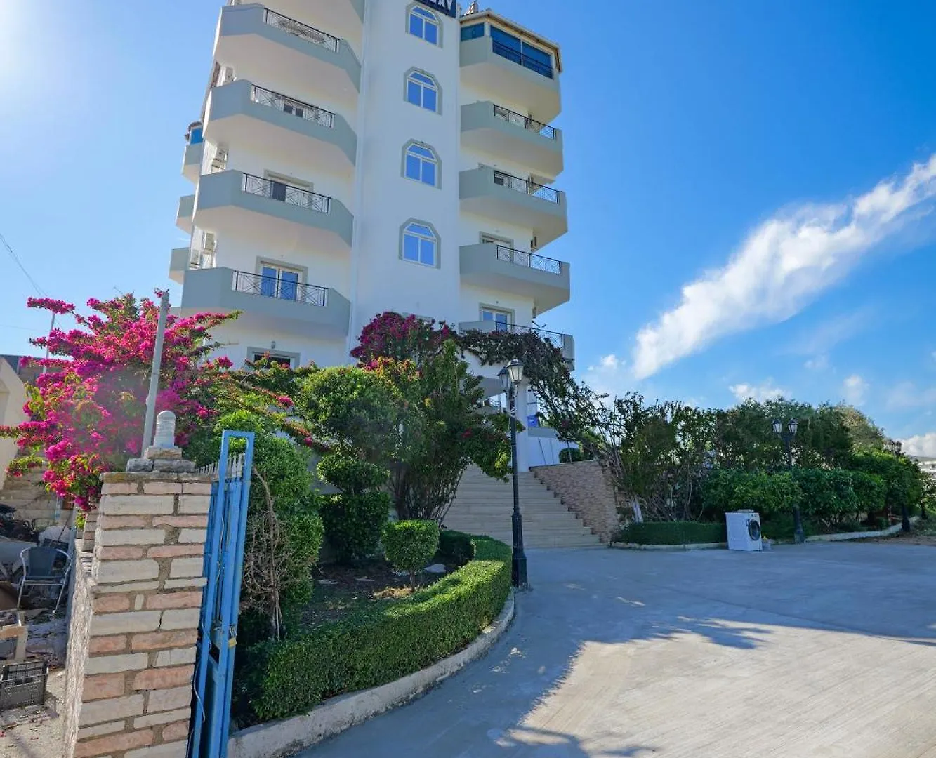 סרנדה Hotel Holiday