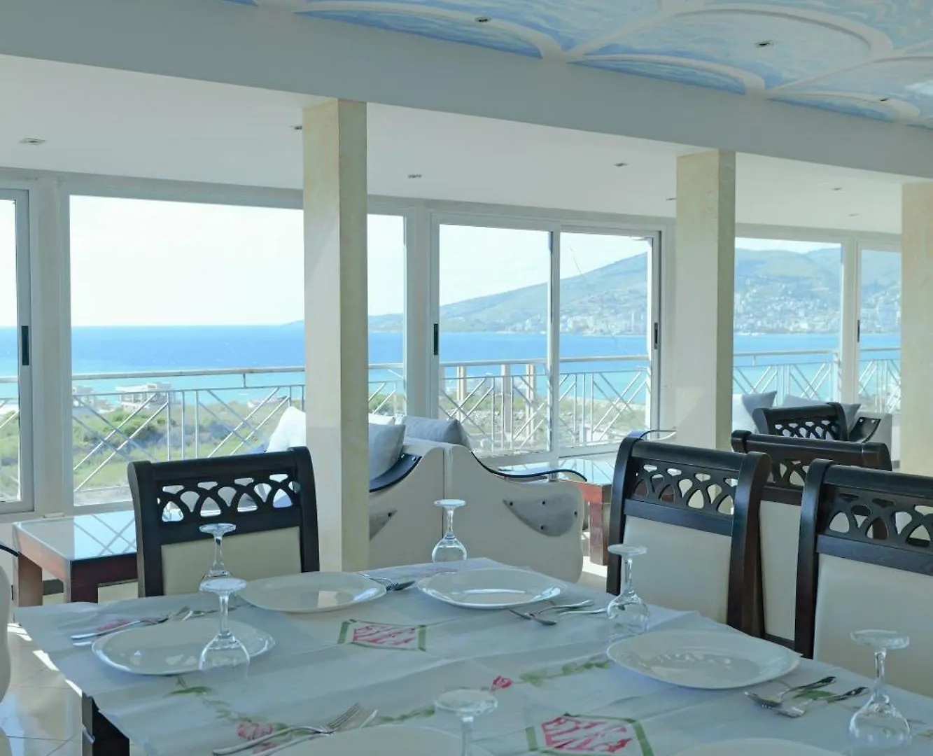 סרנדה Hotel Holiday