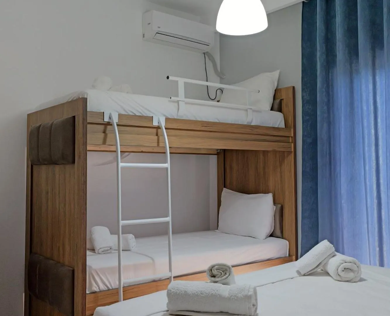 סרנדה Hotel Holiday