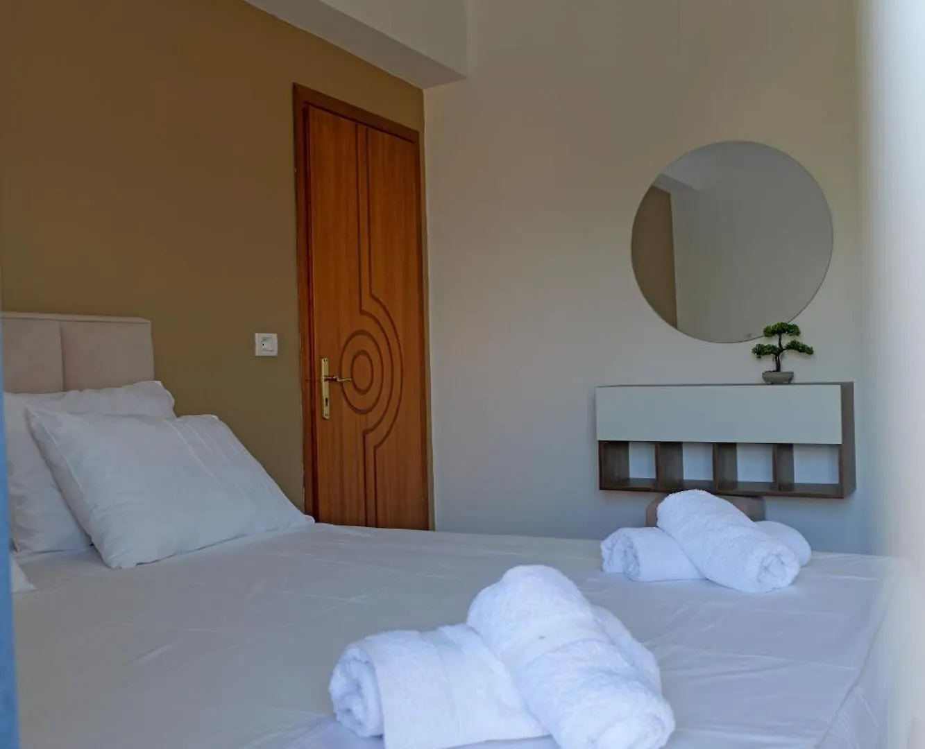 סרנדה Hotel Holiday