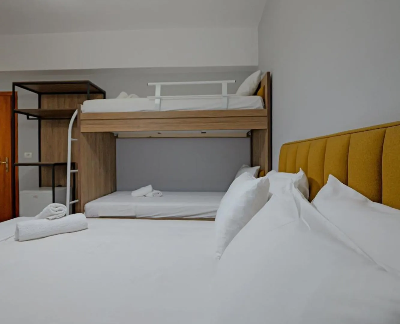 סרנדה Hotel Holiday