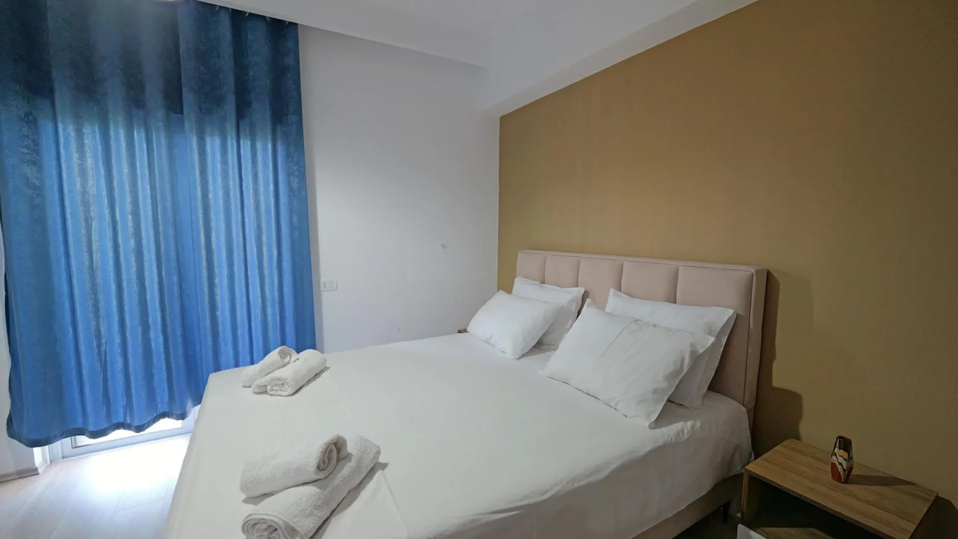 סרנדה Hotel Holiday אלבניה