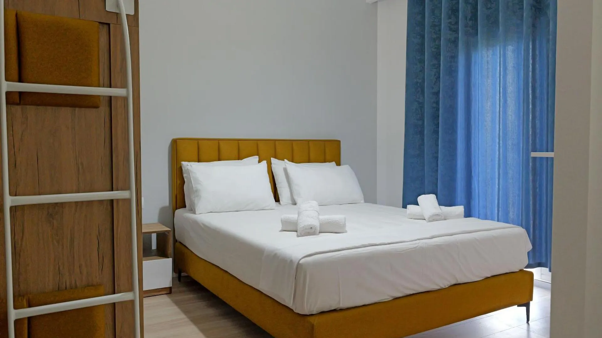 סרנדה Hotel Holiday